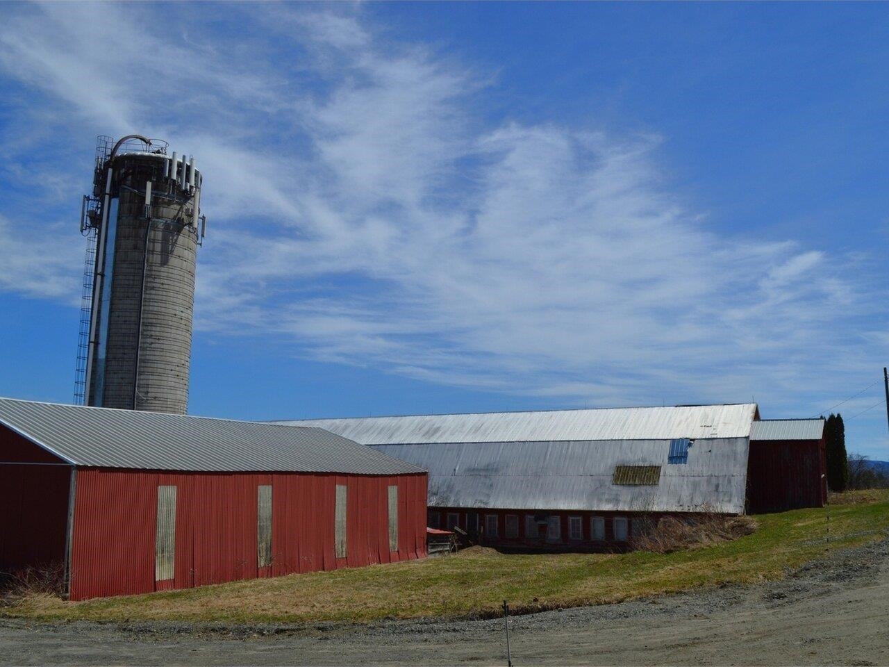 Tower Income Potential & Barn!