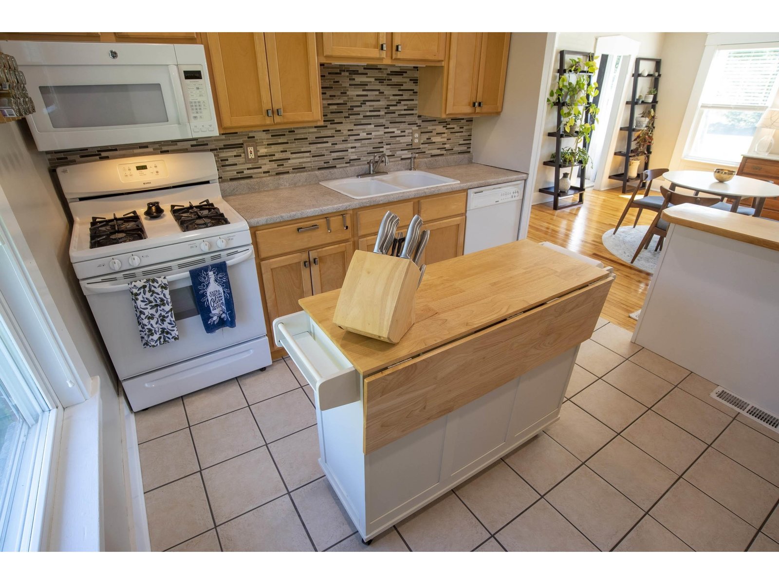 Modern Kitchen with Tile Flooring & Backsplash