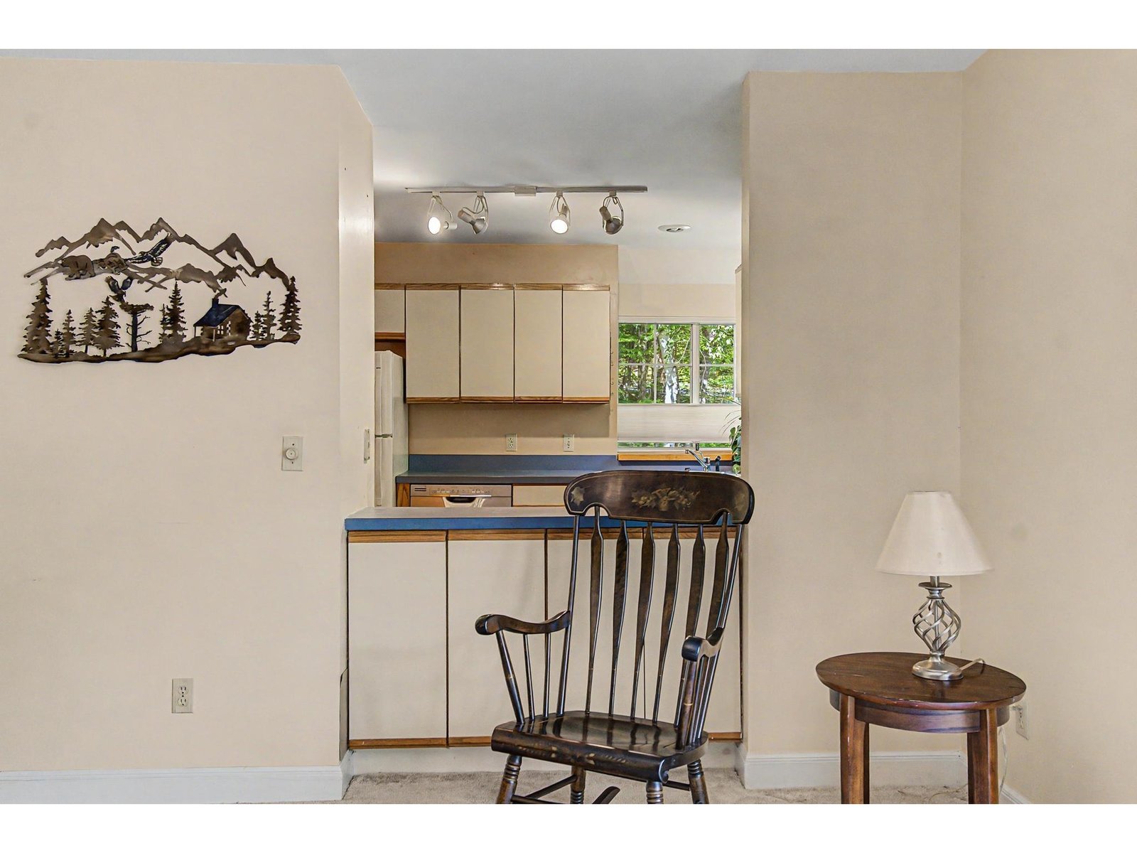 Peek a boo window to kitchen for serving.