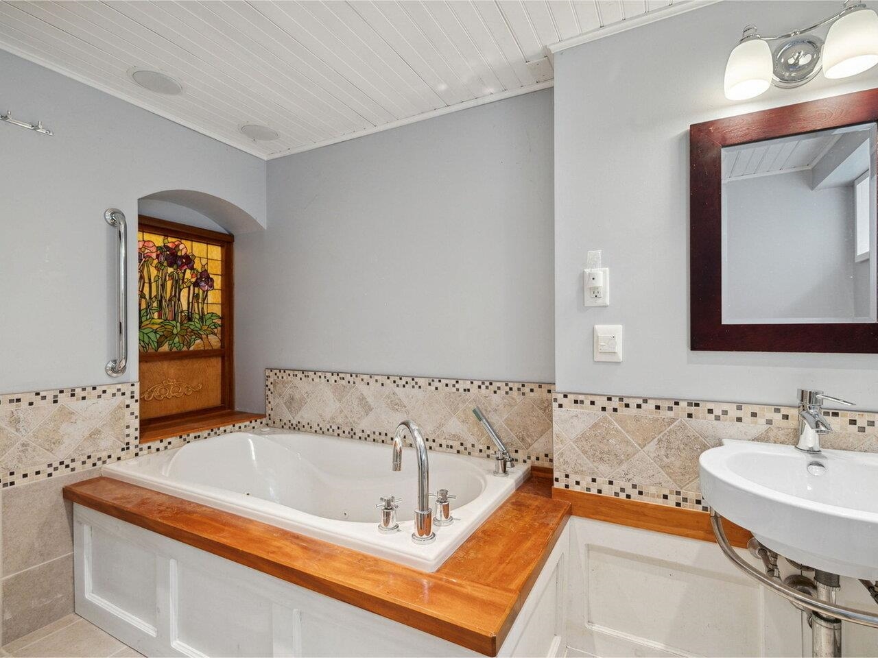 Bathroom w/ Soaking Tub