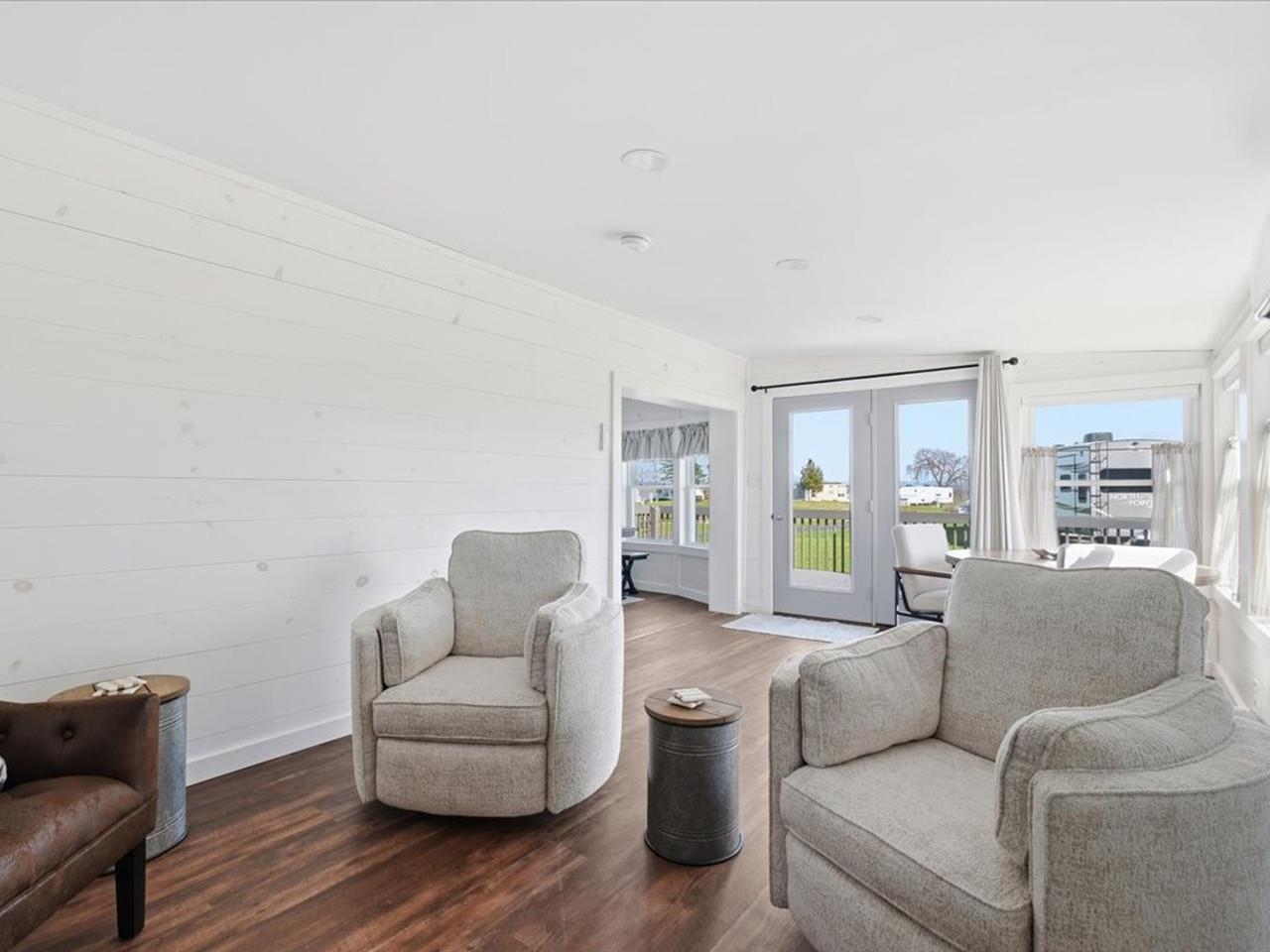 Selling fully furnished!