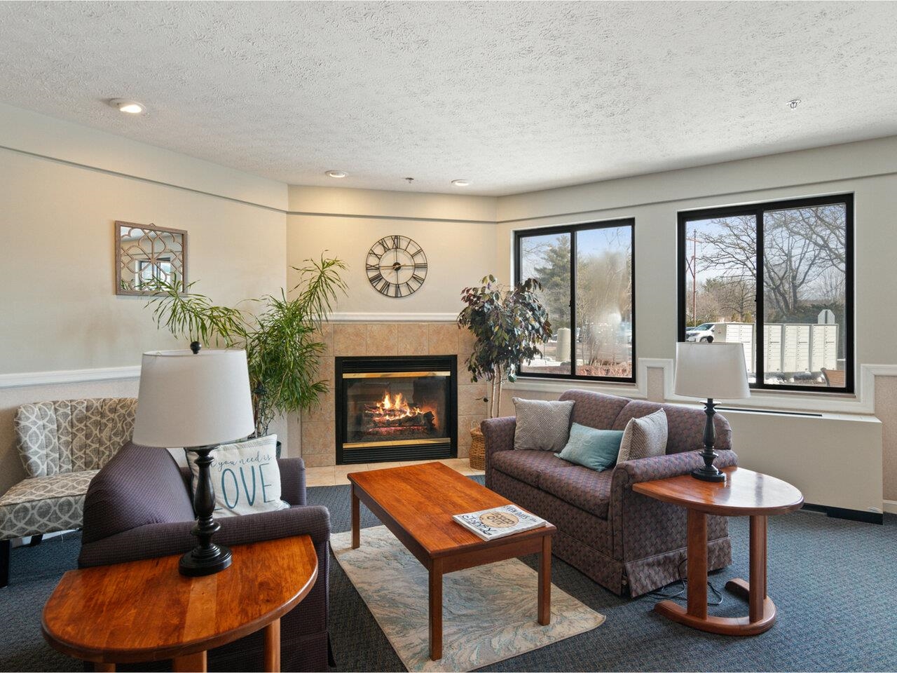 Lobby, sitting area, fireplace