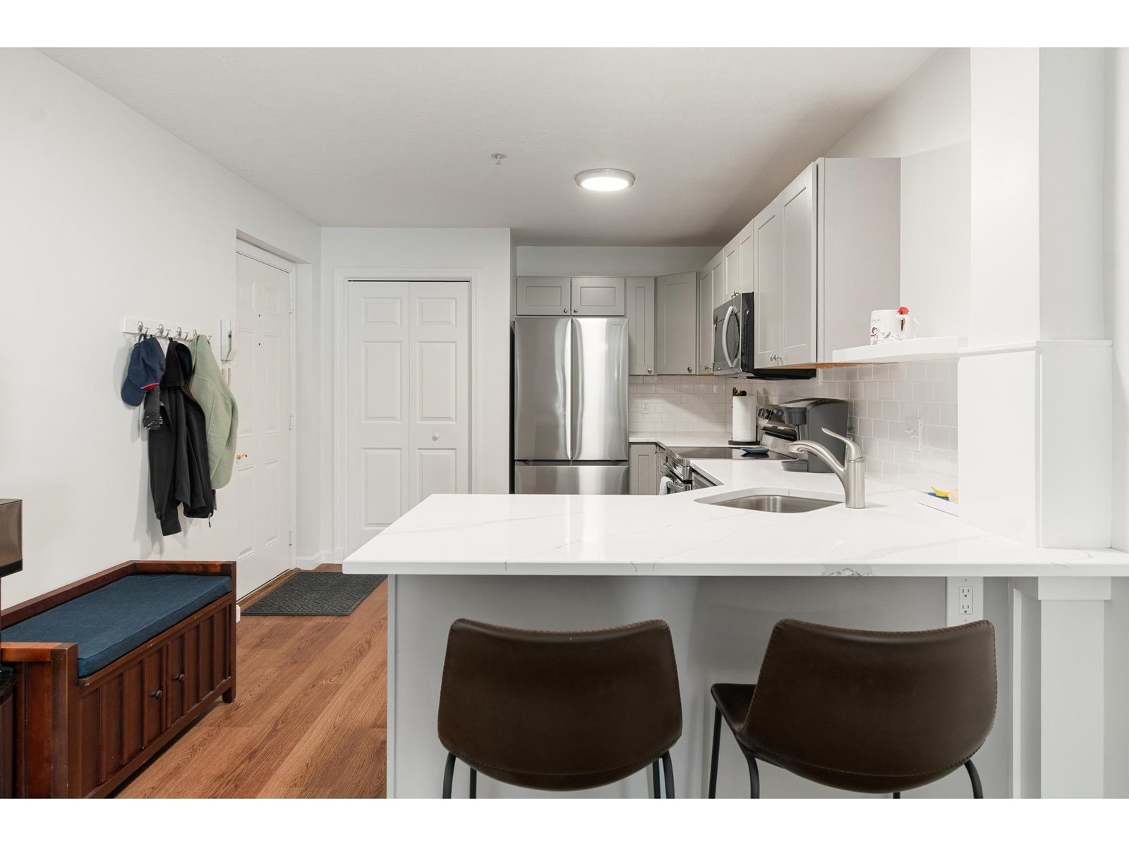 large eat-in kitchen w/ bar seating