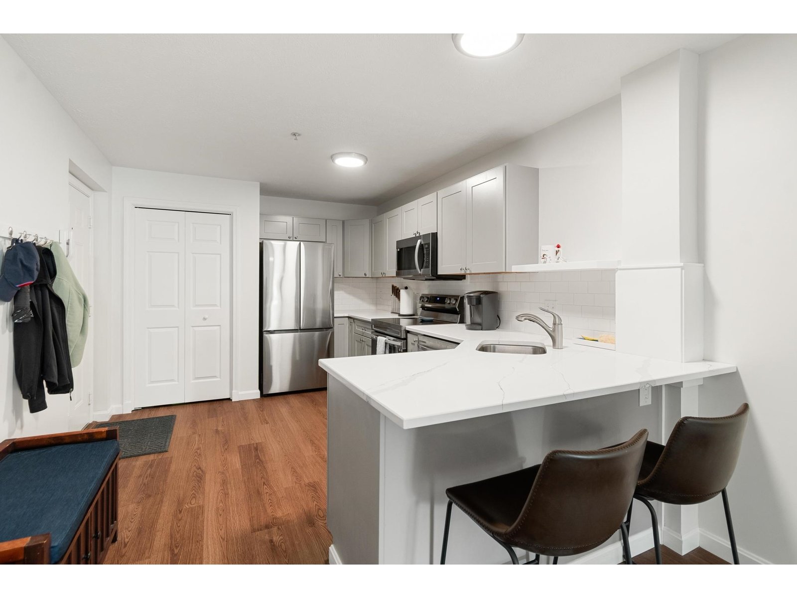 large eat-in kitchen w/ bar seating