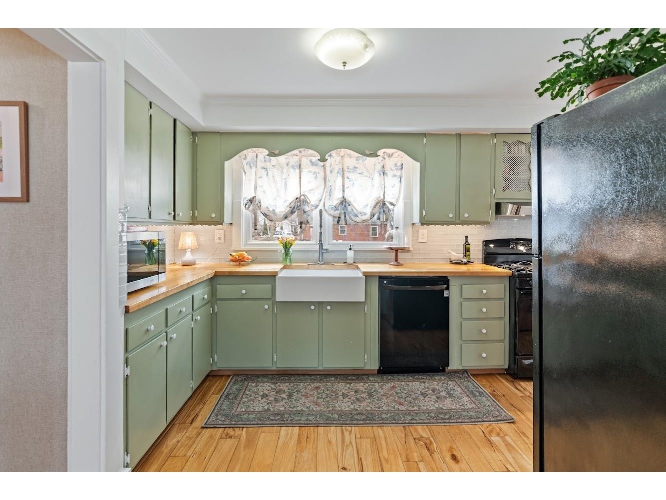 10 Seneca Avenue