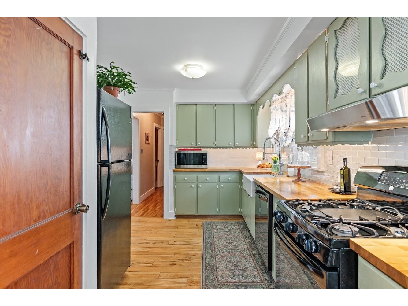 10 Seneca Avenue