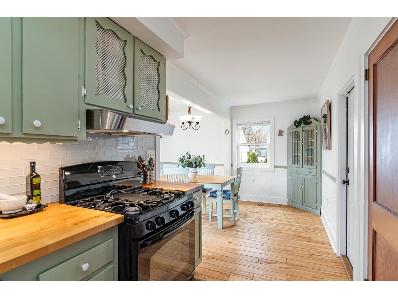 10 Seneca Avenue