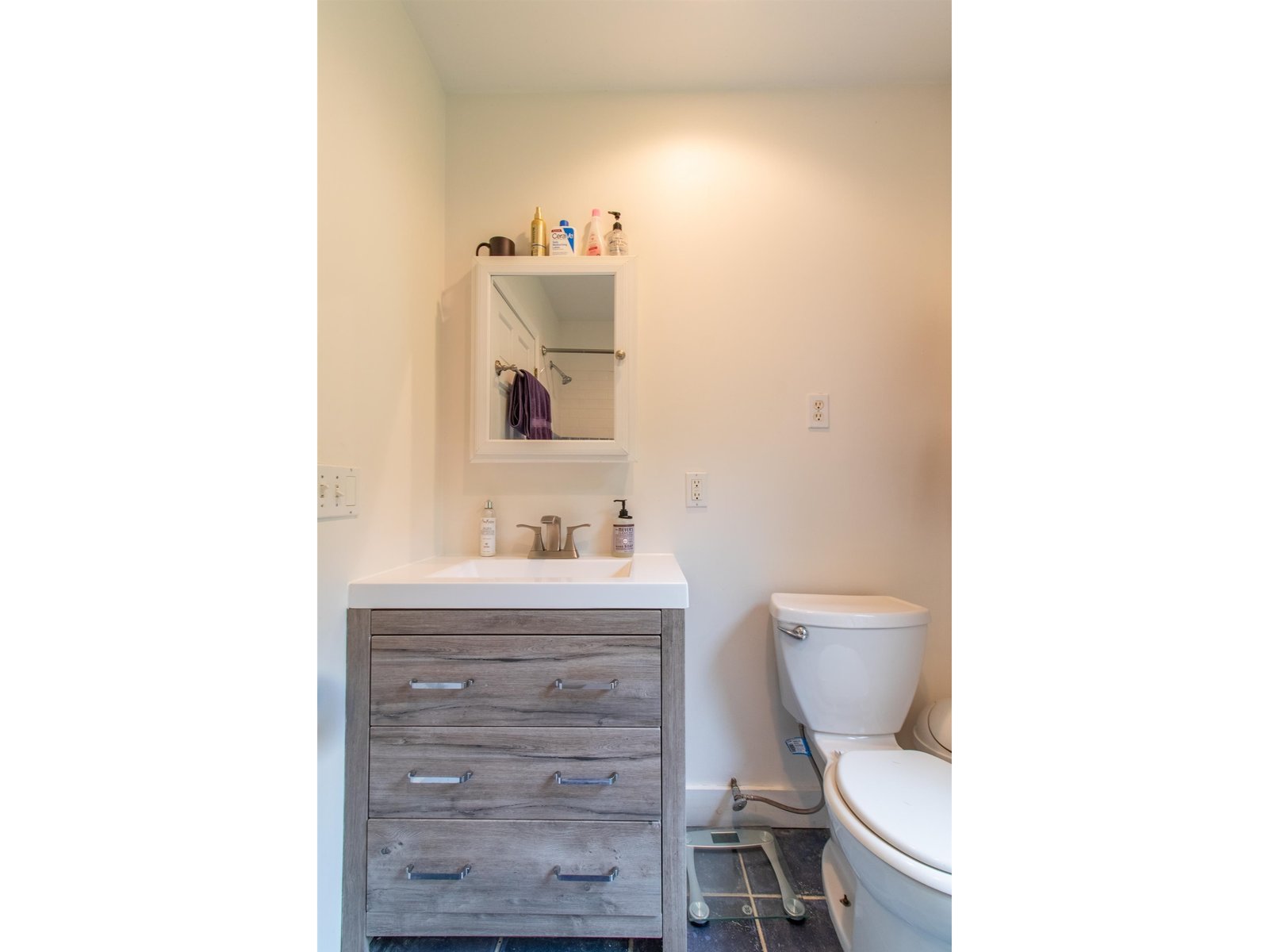 2nd upstairs bath