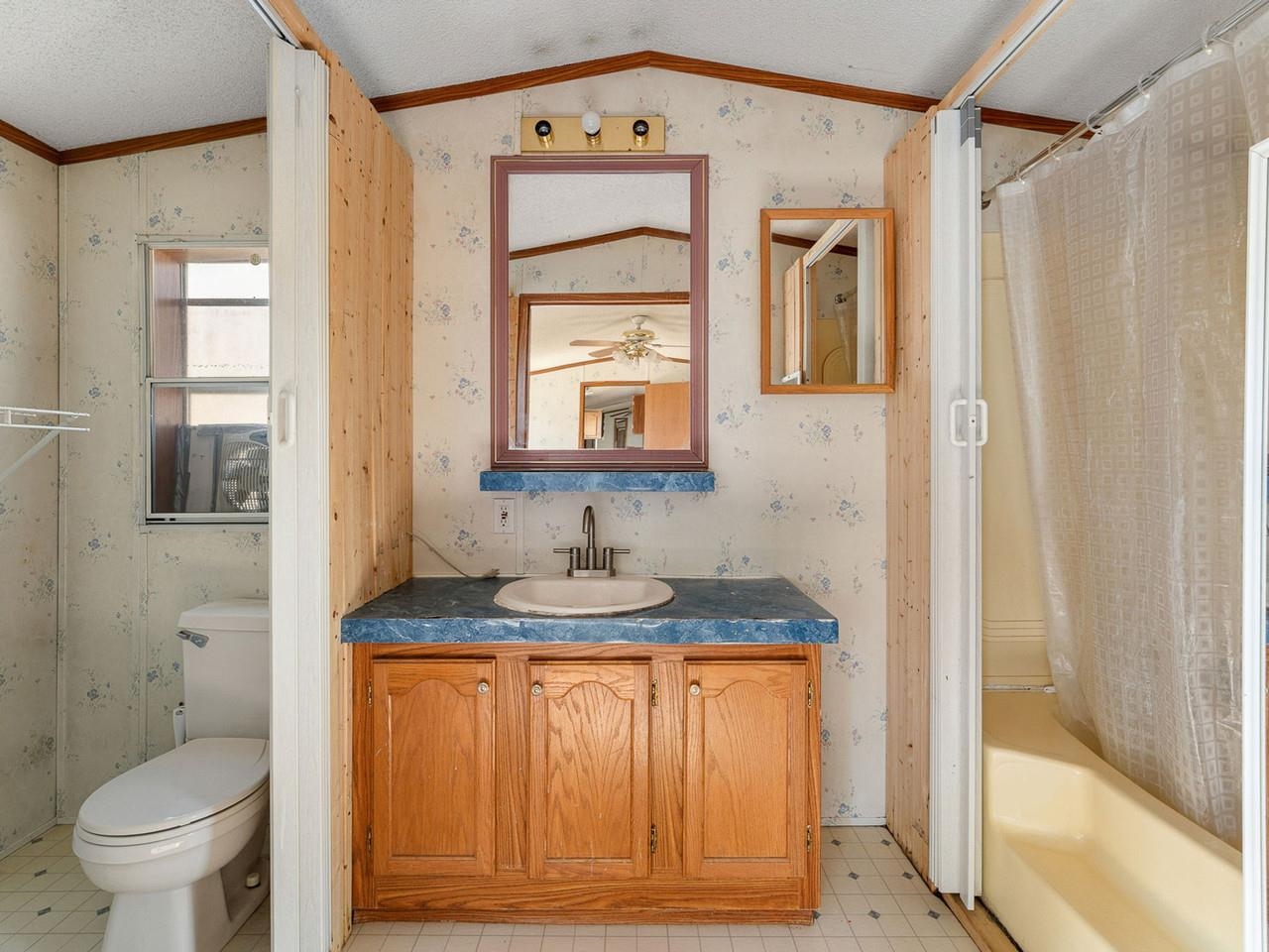 Full Bath with Garden Tub