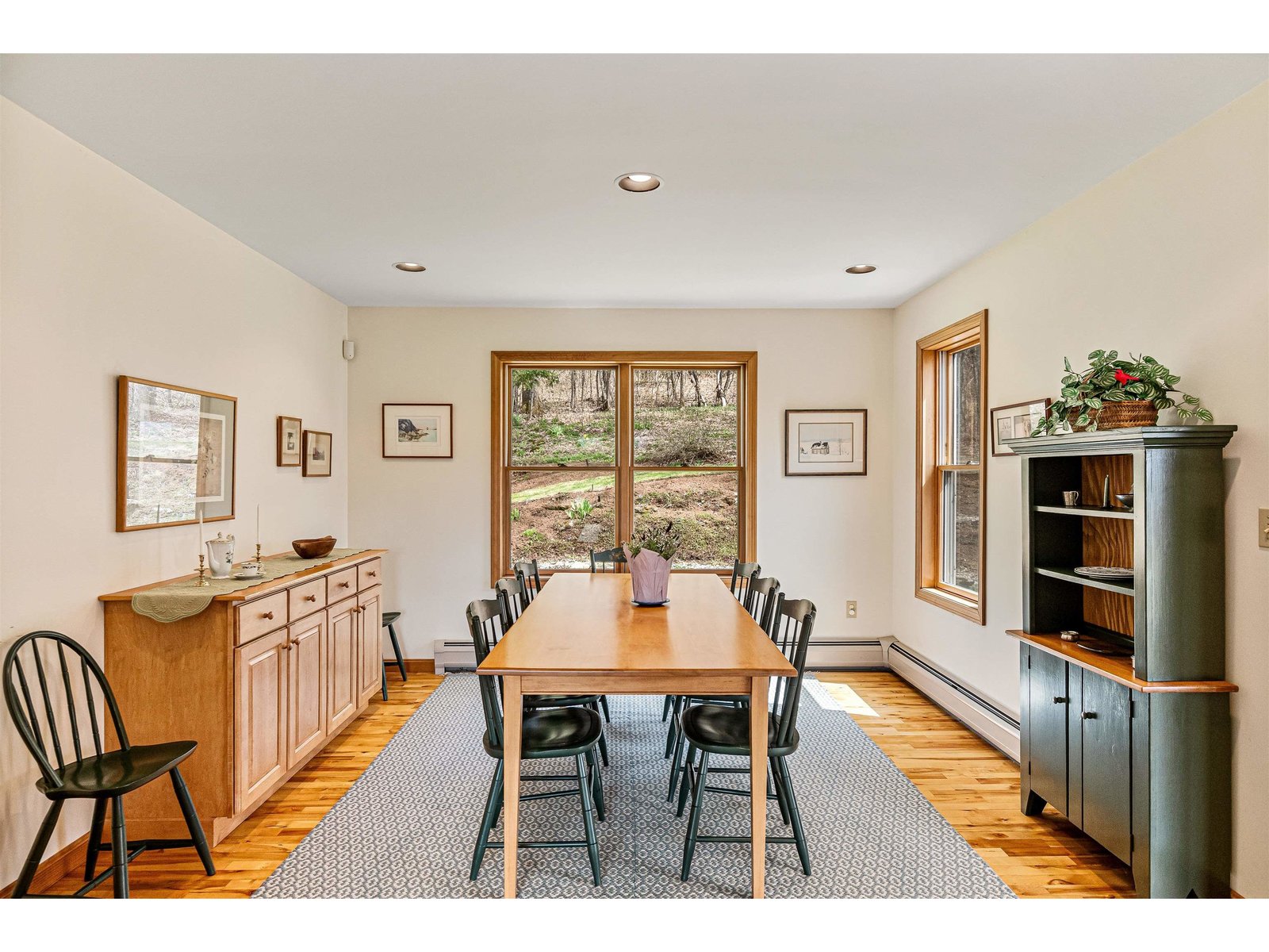 Dining room to accomodate a crowd