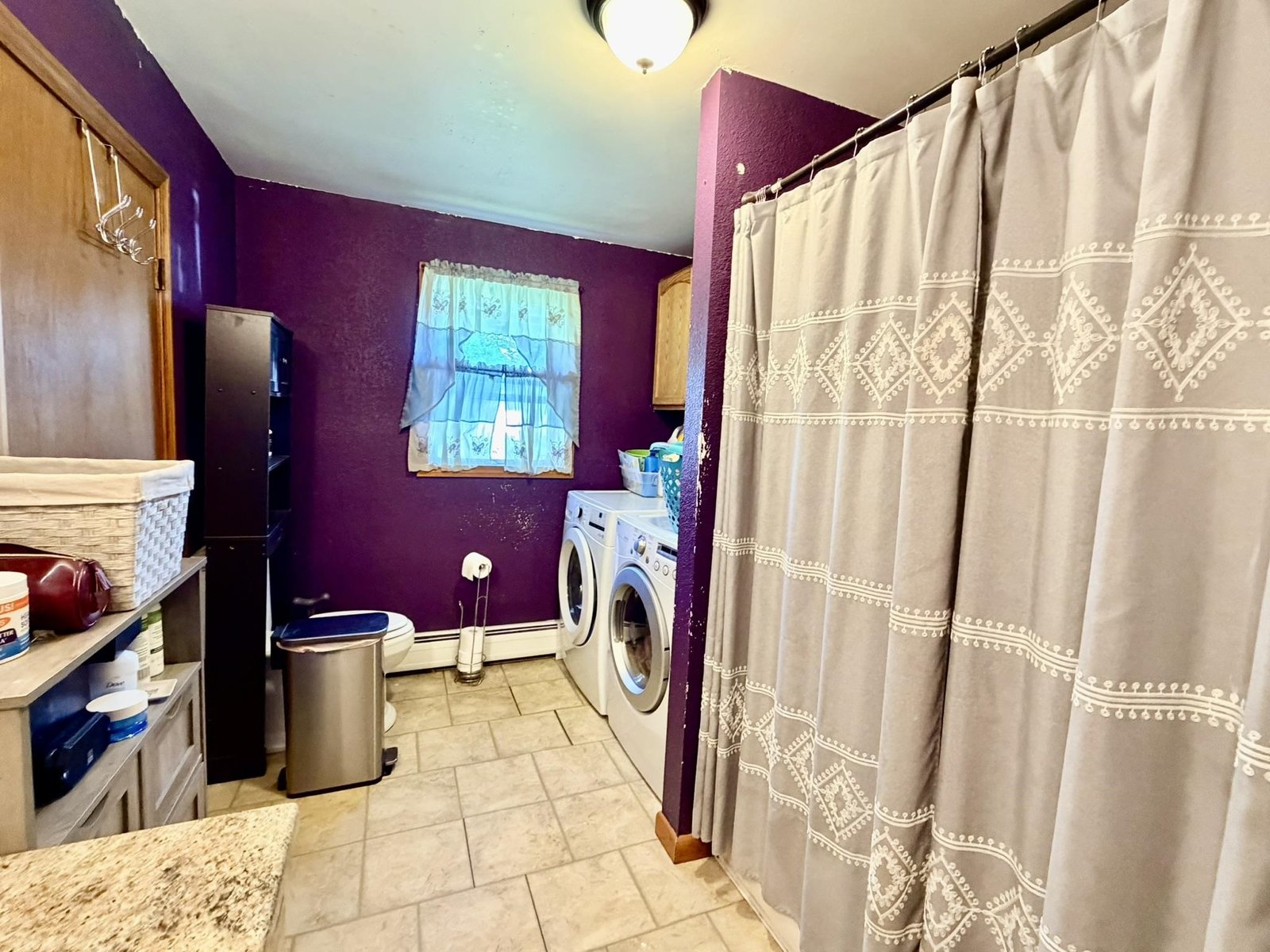 Full bath w/ laundry on main level