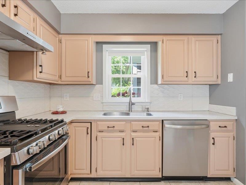 Kitchhen w  Gas Stove