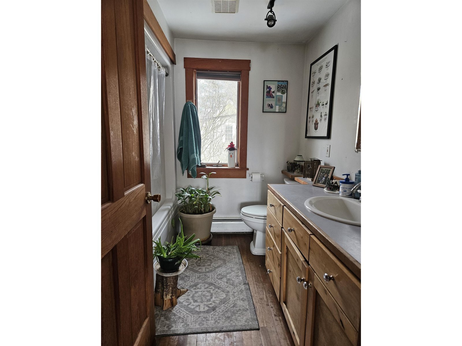 Upstairs unit bathroom