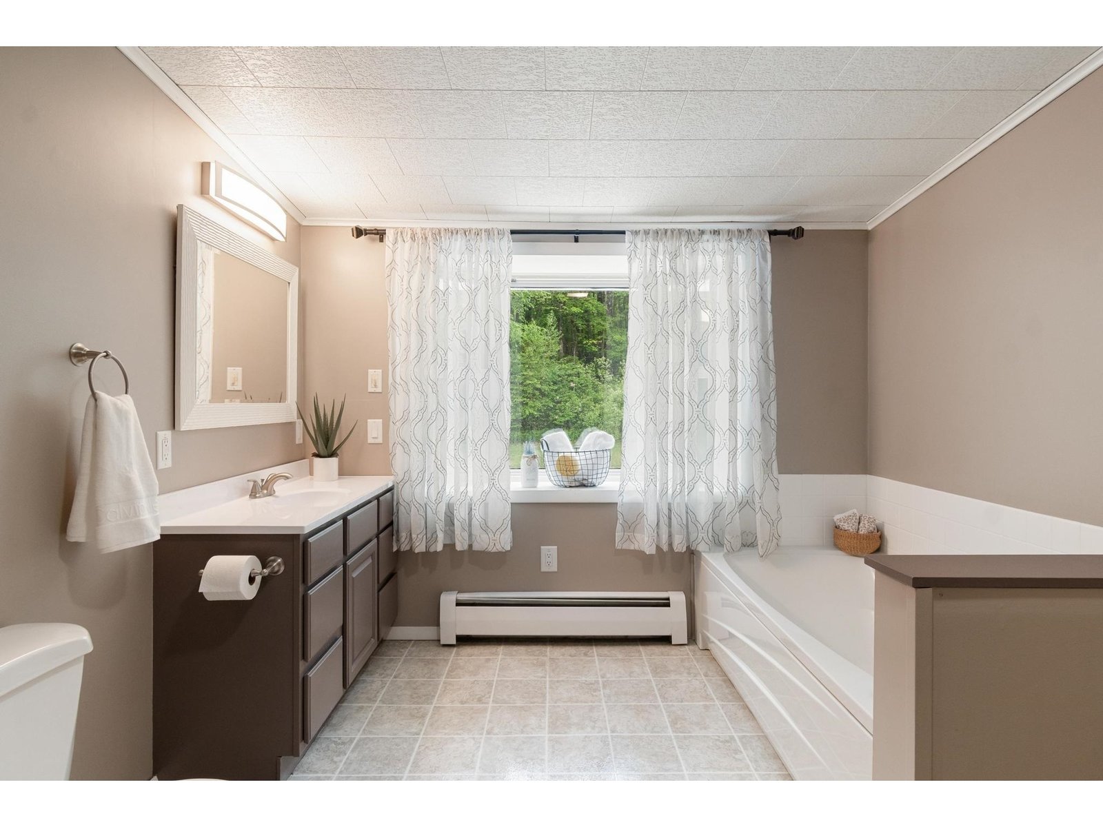 2nd Floor Full Bathroom