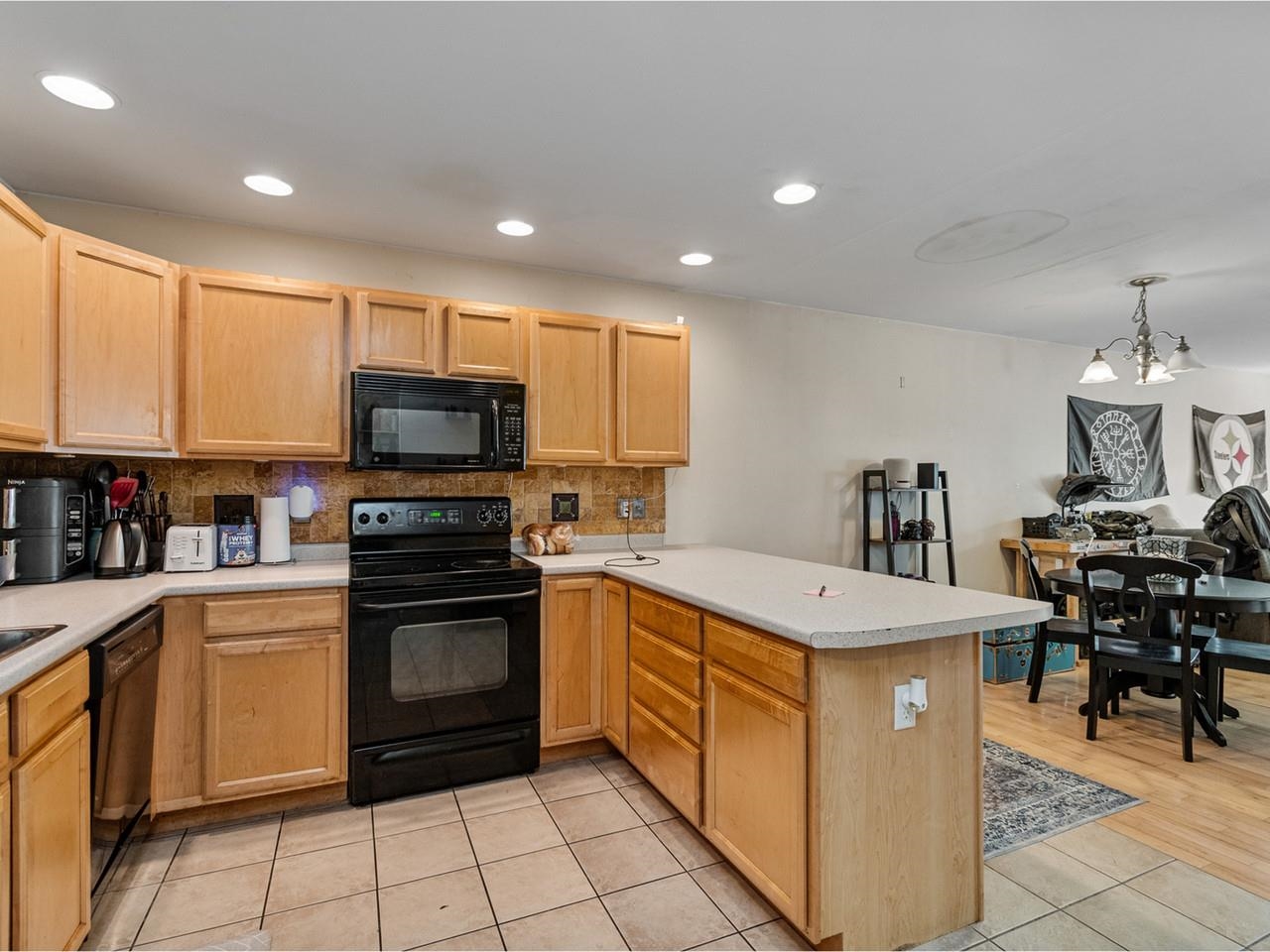 Generous kitchen - unit 13