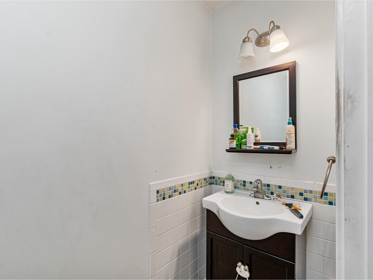 1st floor 1/2 bathroom