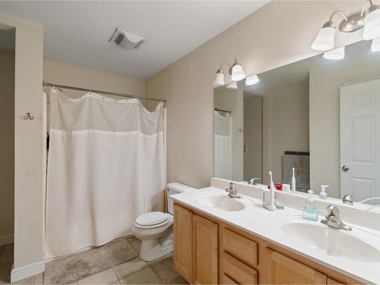 2nd floor full bathroom