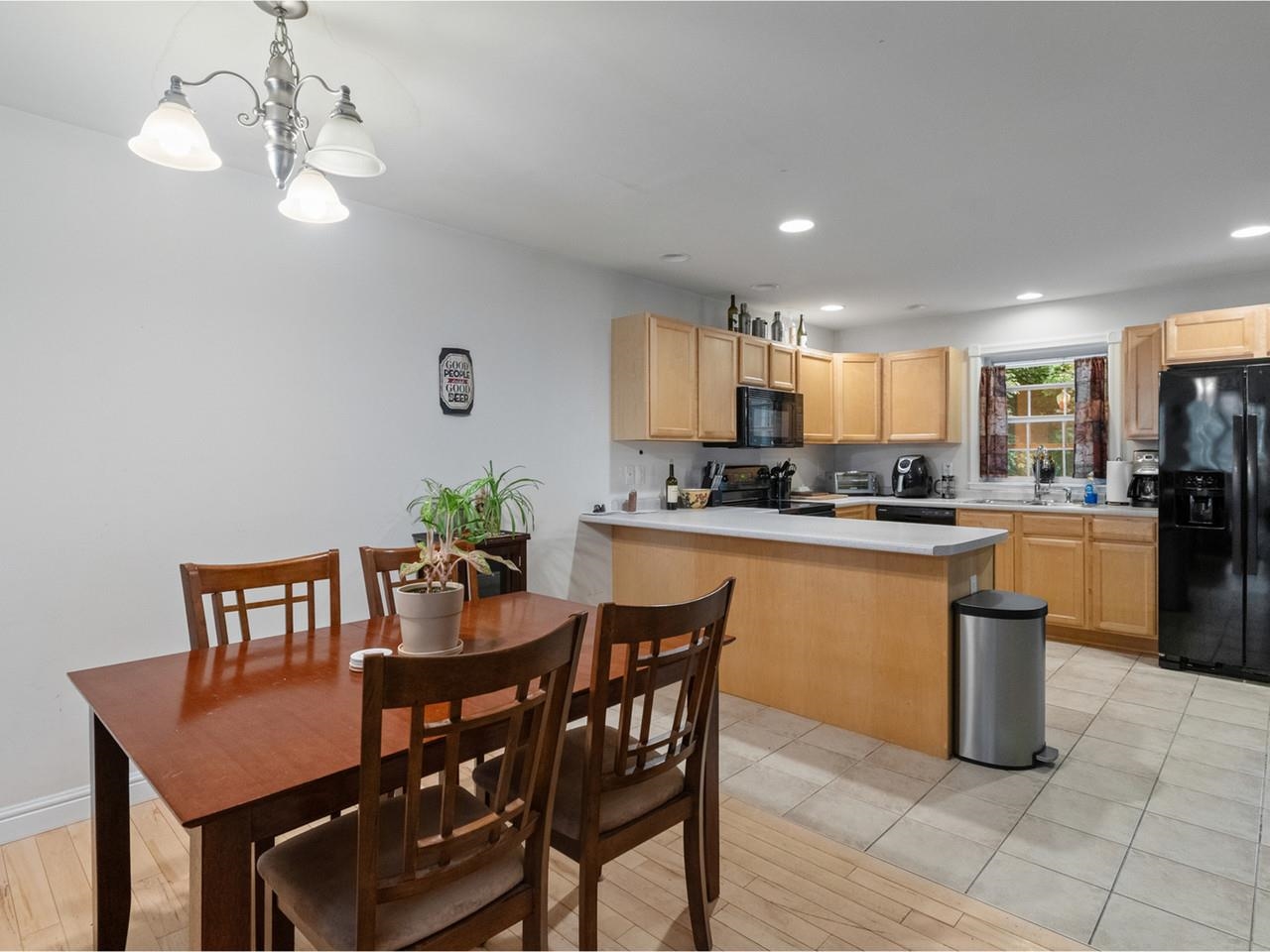Dining flows to LR/kitchen