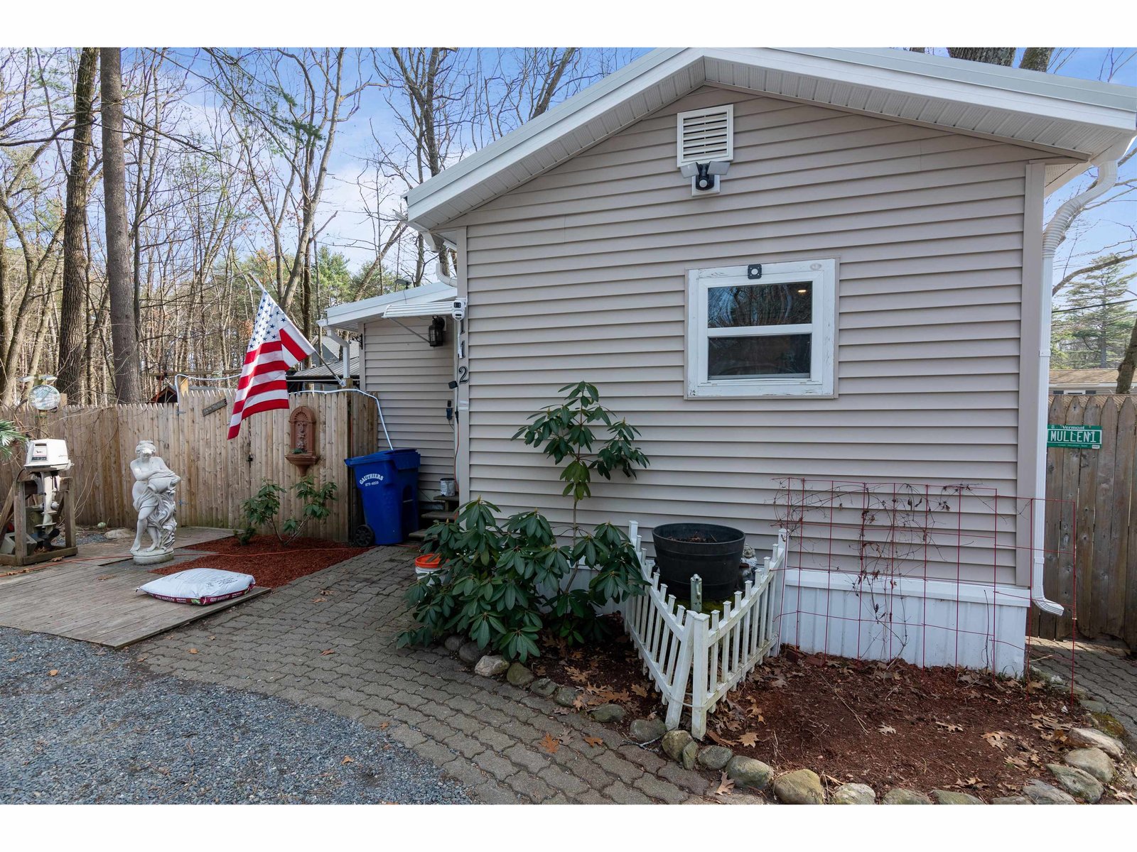112 Hawthorne Lane