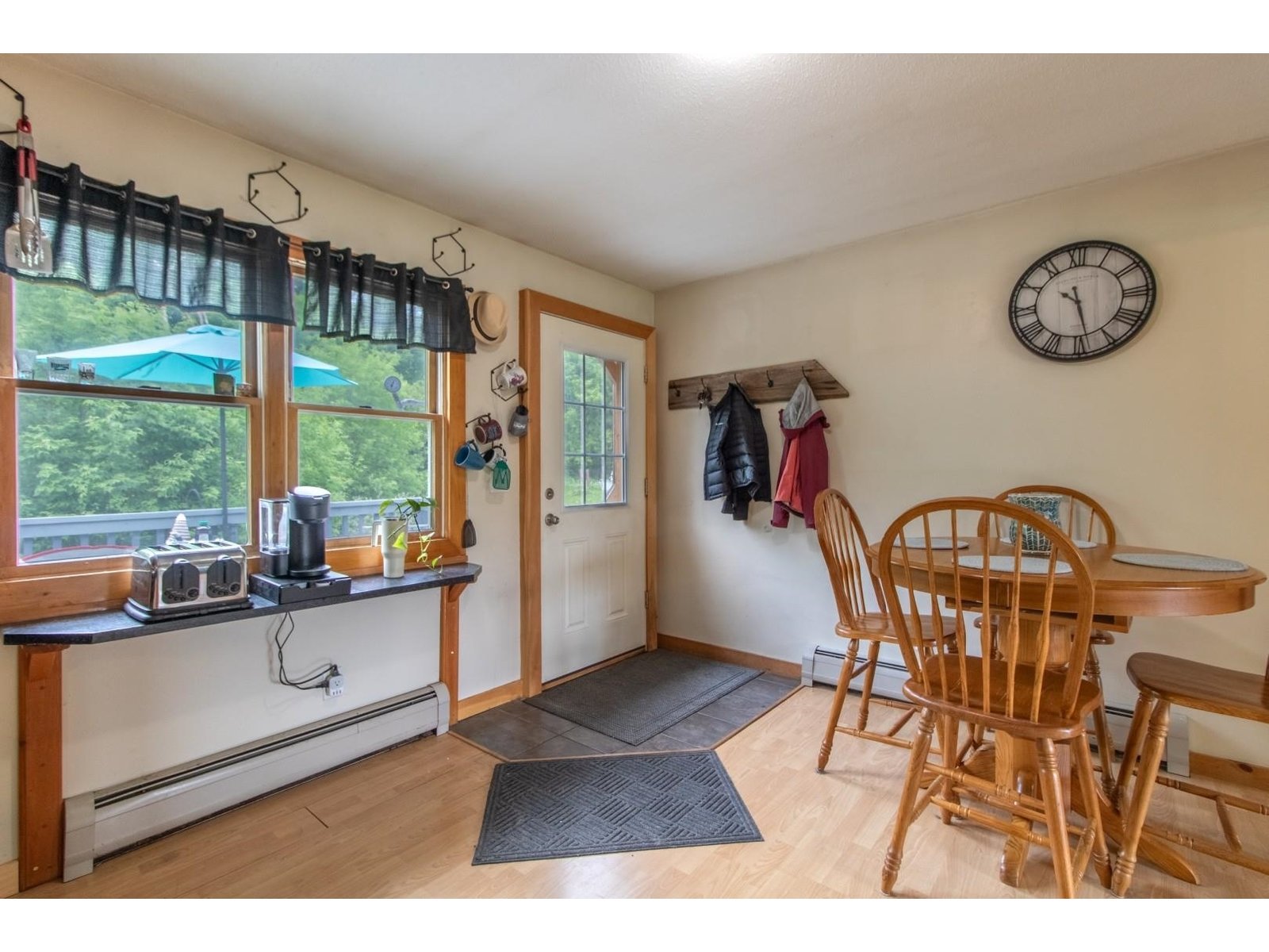 Door to back deck/yard