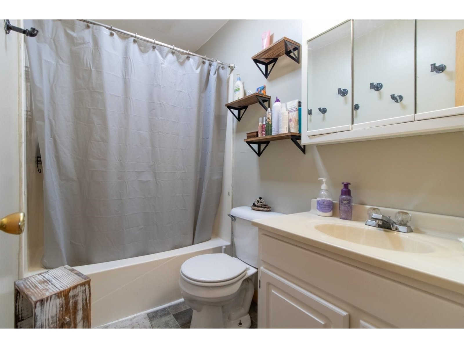 Full bath on upper level