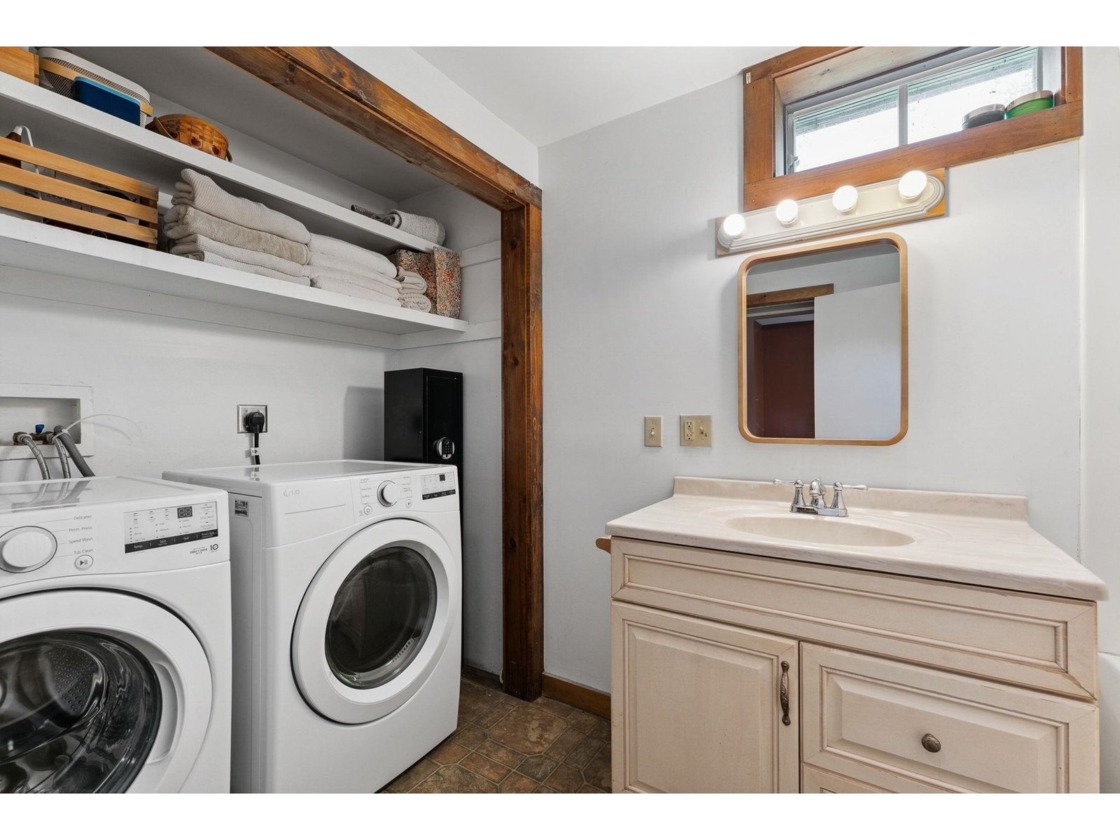 Lower level full bath with washer/dryer