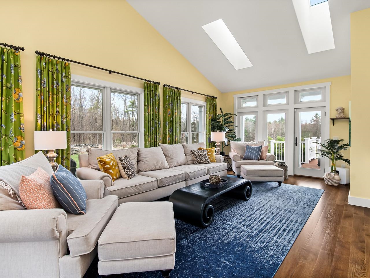 Bright and sunny living room