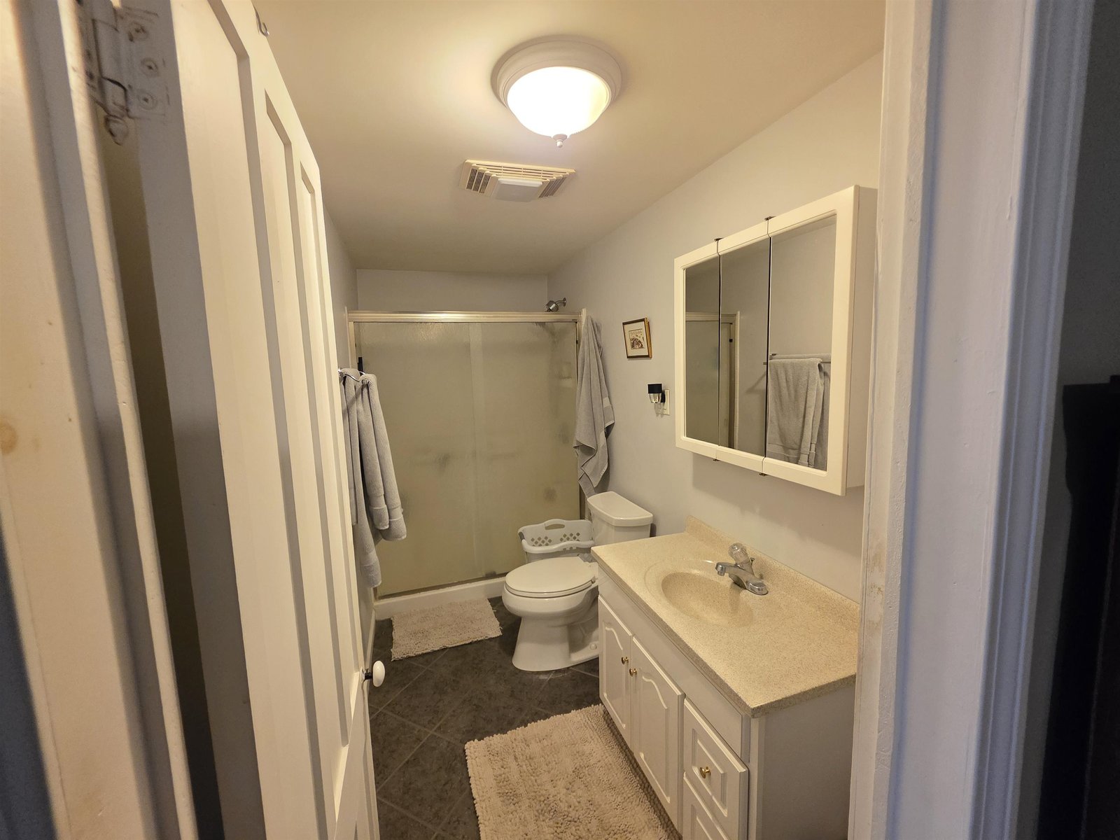 Second level full bath between bedrooms