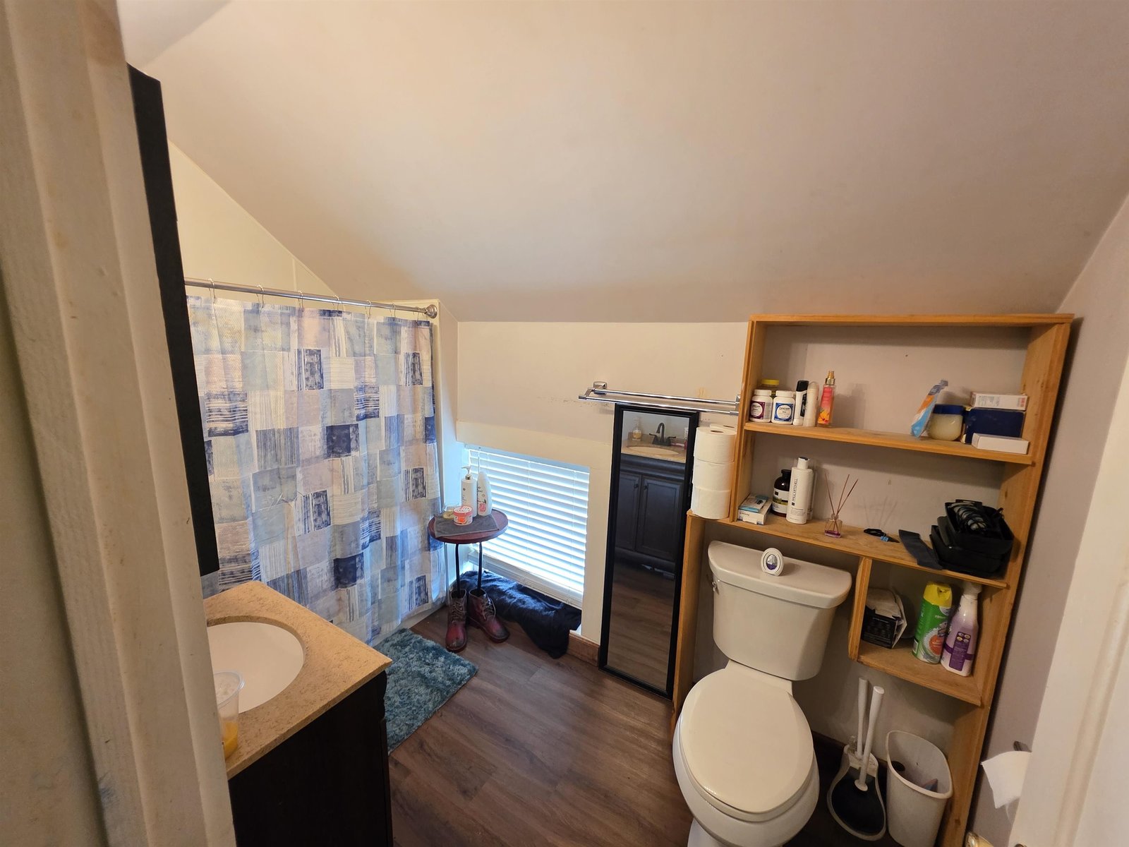 Apartment bathroom level 2