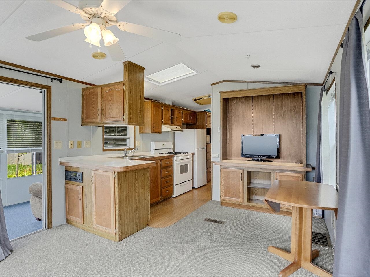 Nice kitchen to dining flow
