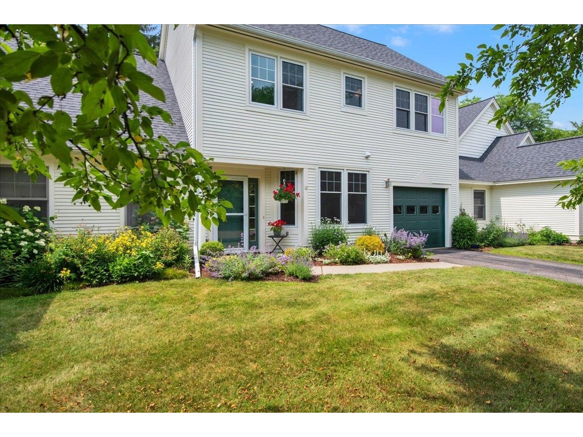 12 Eastman Farm Road, Burlington