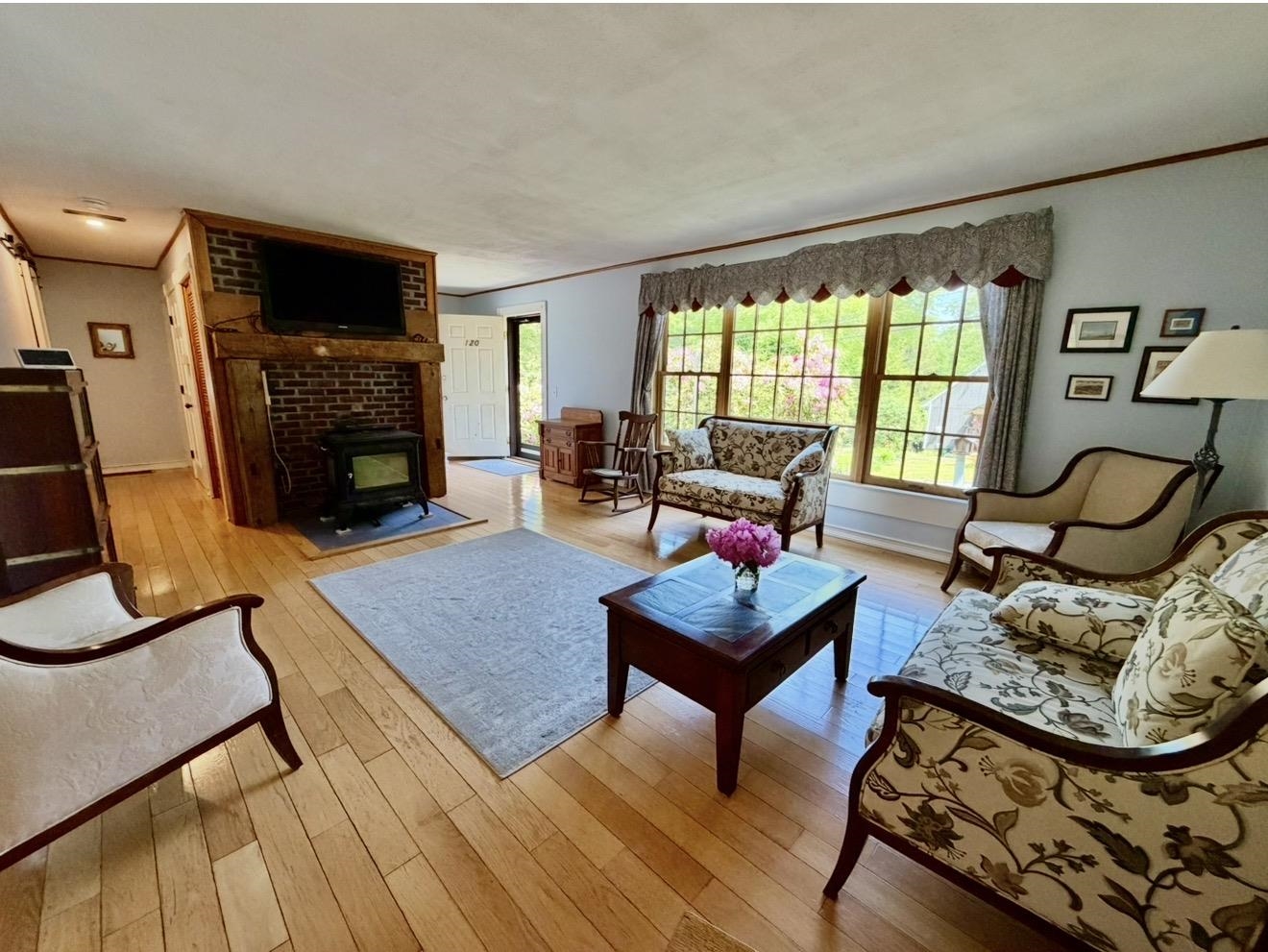 View toward front door and down the hall toward bedrooms