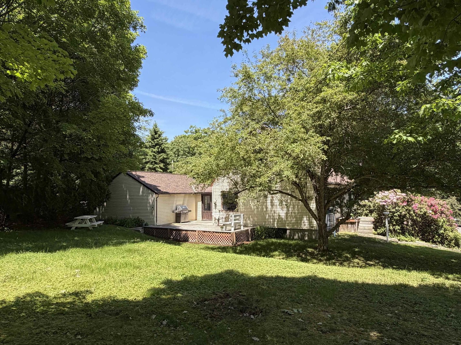View from Rd toward side/back yard
