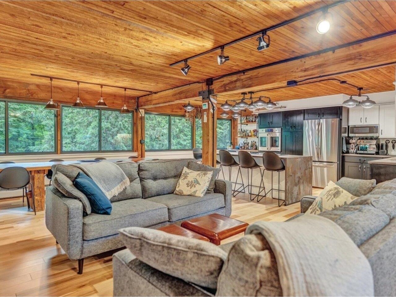 Fully renovated post-and-beam