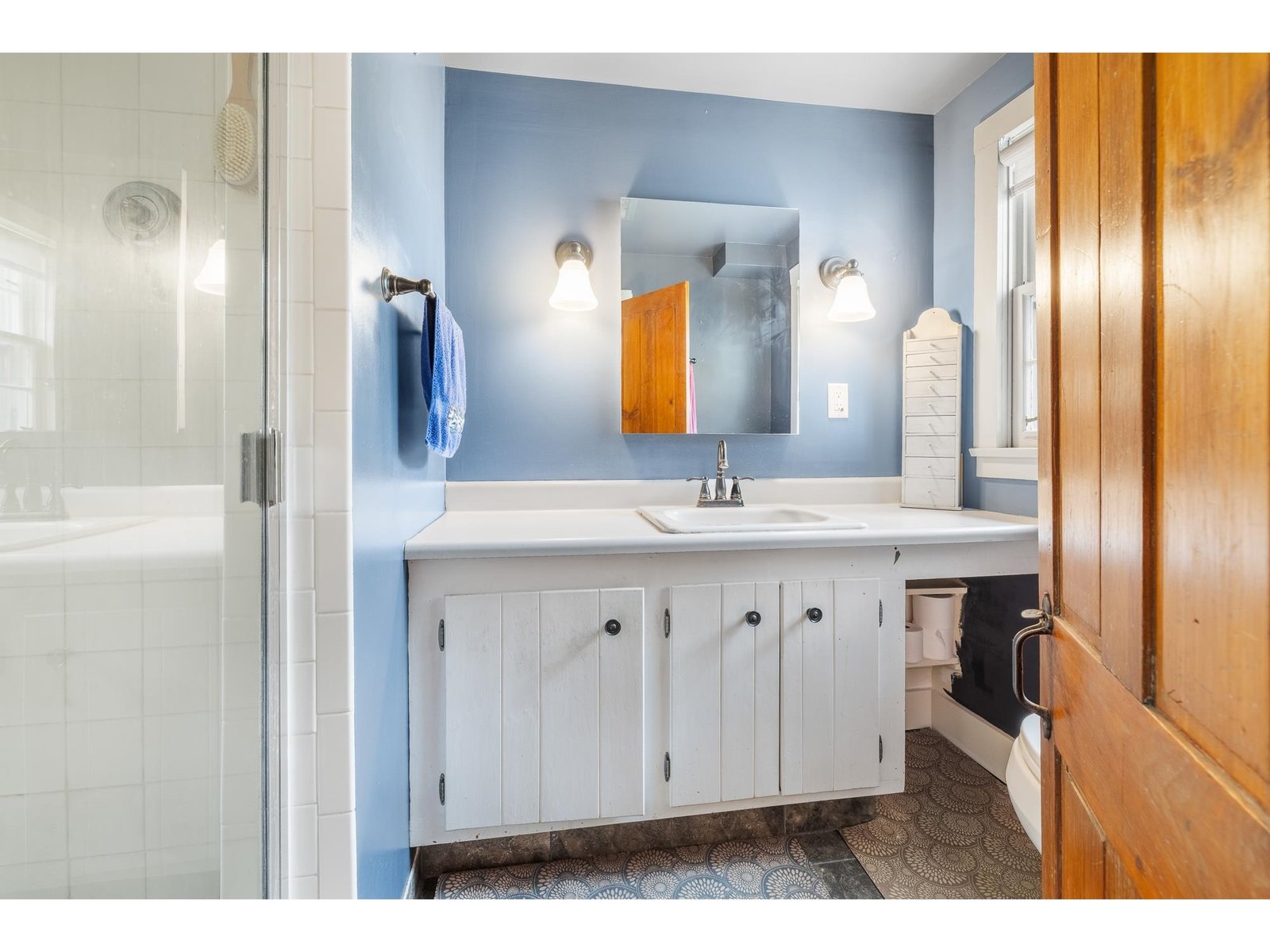 1st floor 3/4 bath