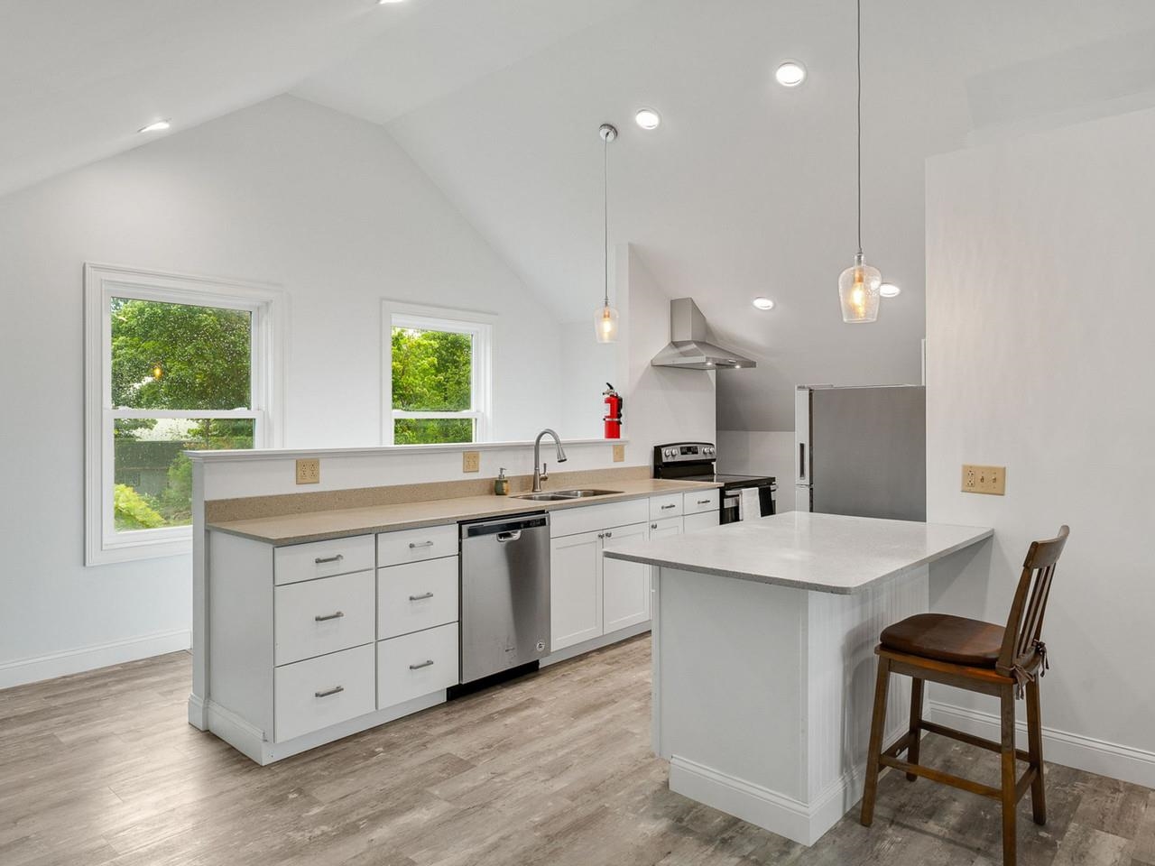 Apt full kitchen