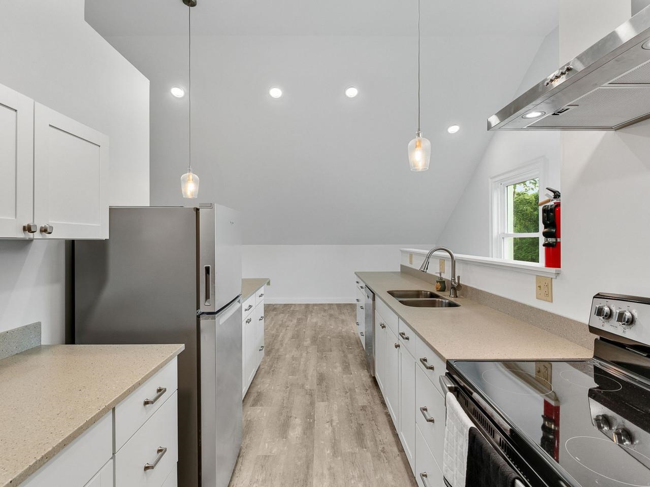 Apt full kitchen