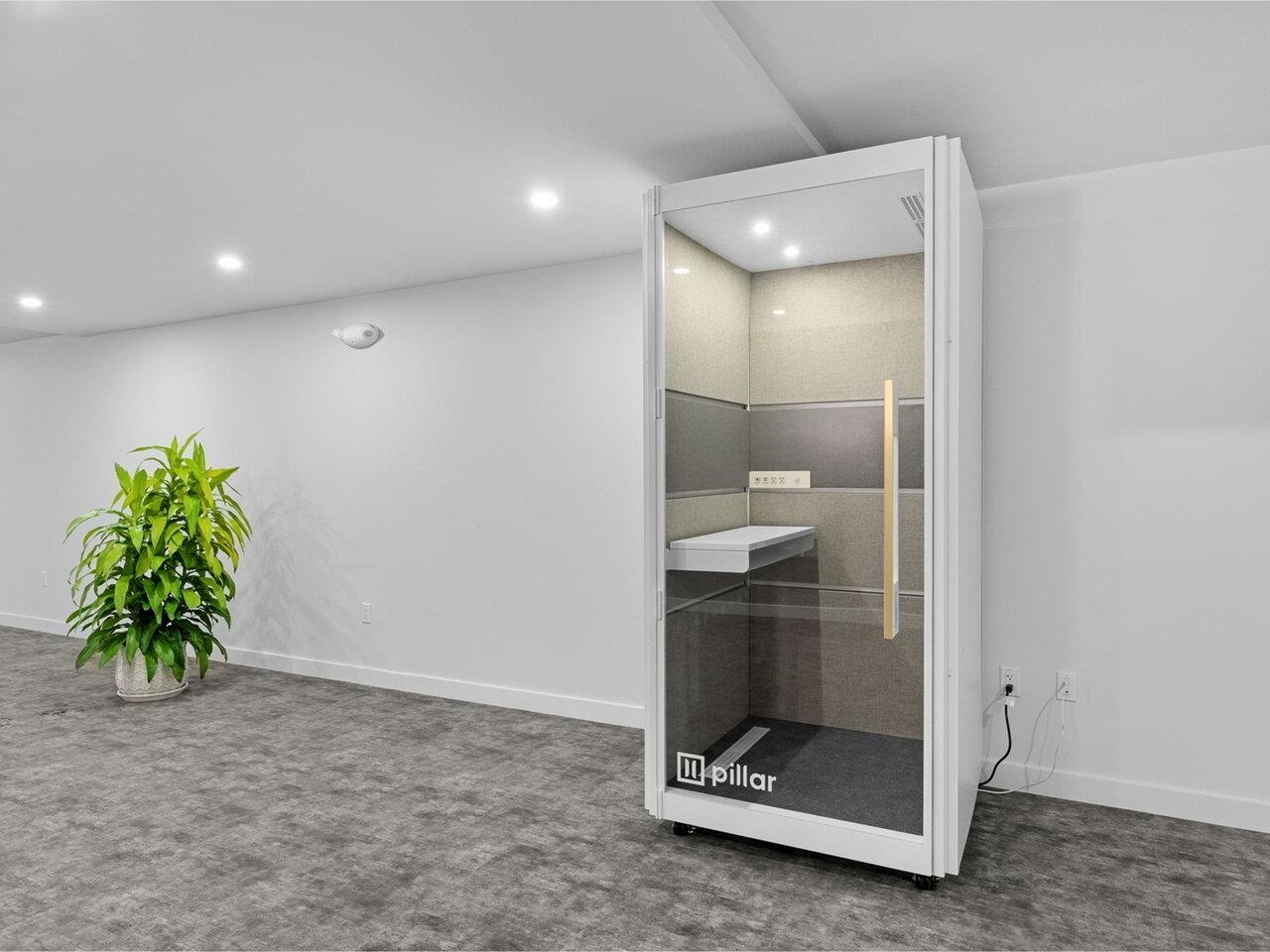 Pillar privacy booths