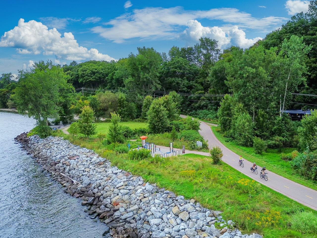 Direct access to bike path!