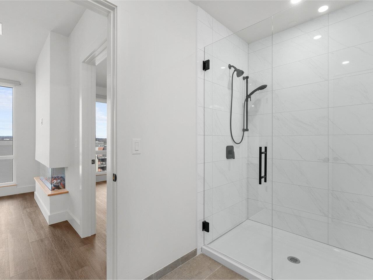 Stunning enclosed shower!