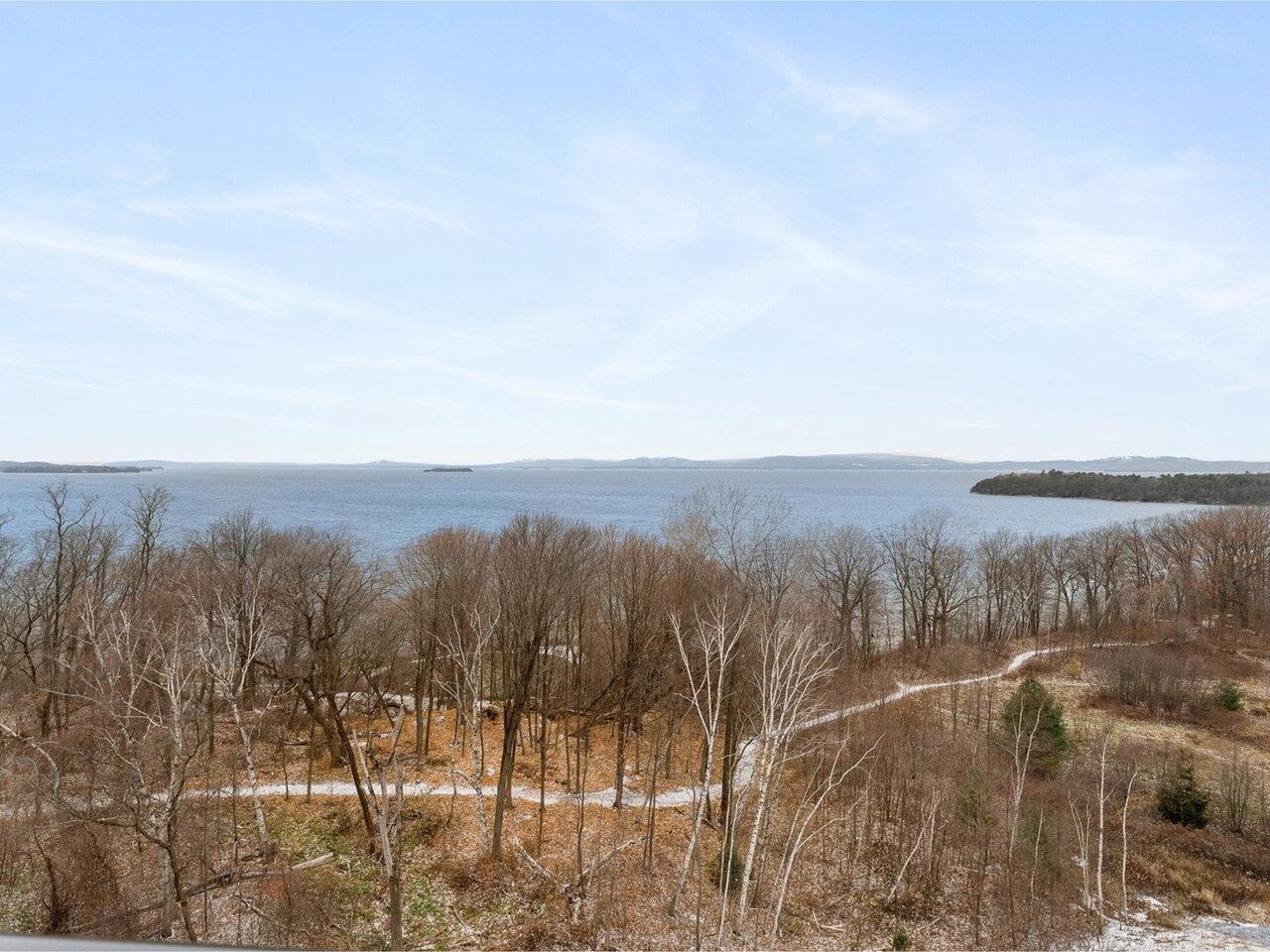 Easy access to lake/marinas!