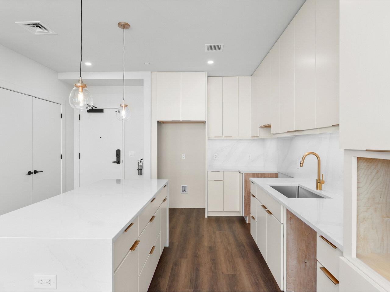 So much counter space!
