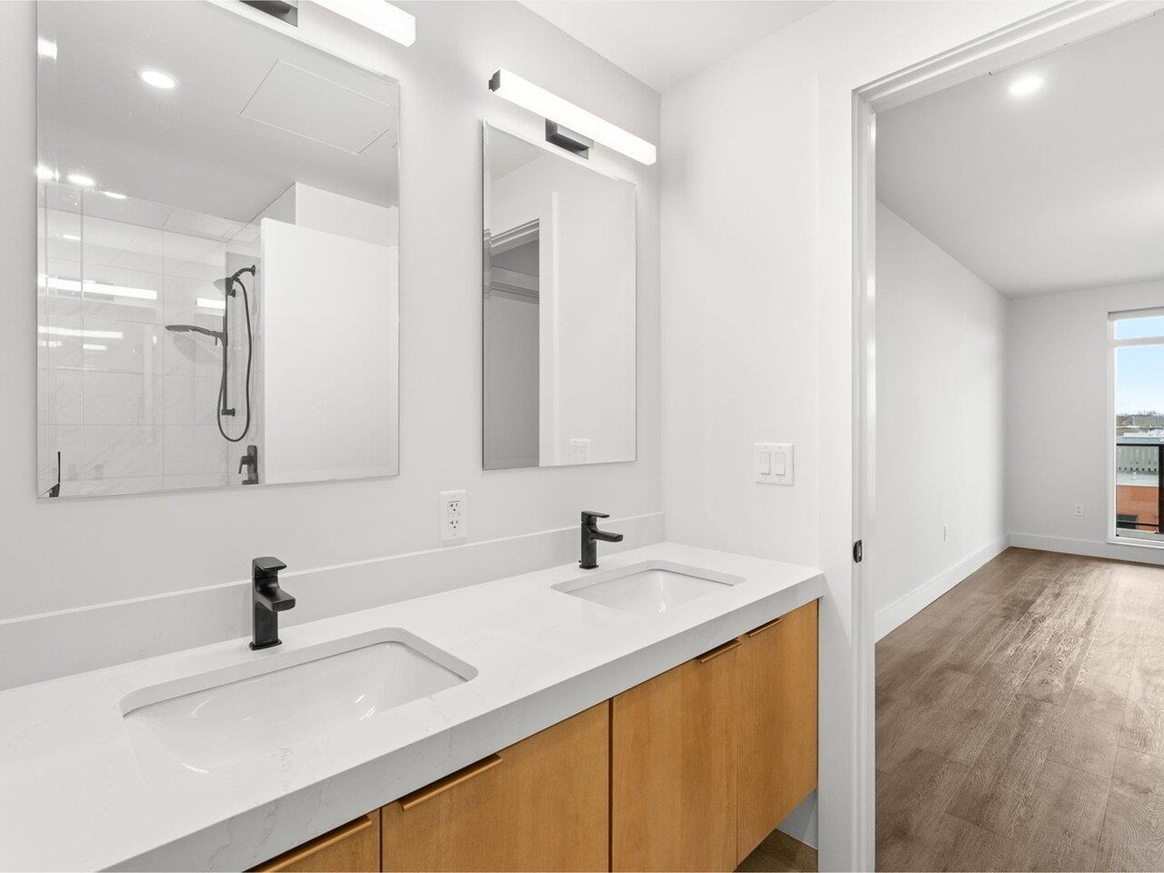 Double sinks/floating vanity