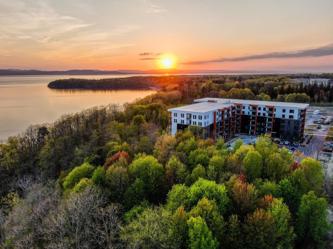 Easy access to lake/marinas!