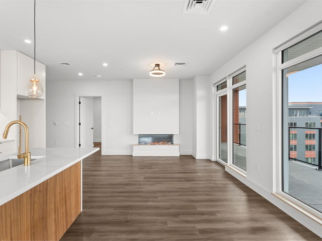 Dining area looking to LR