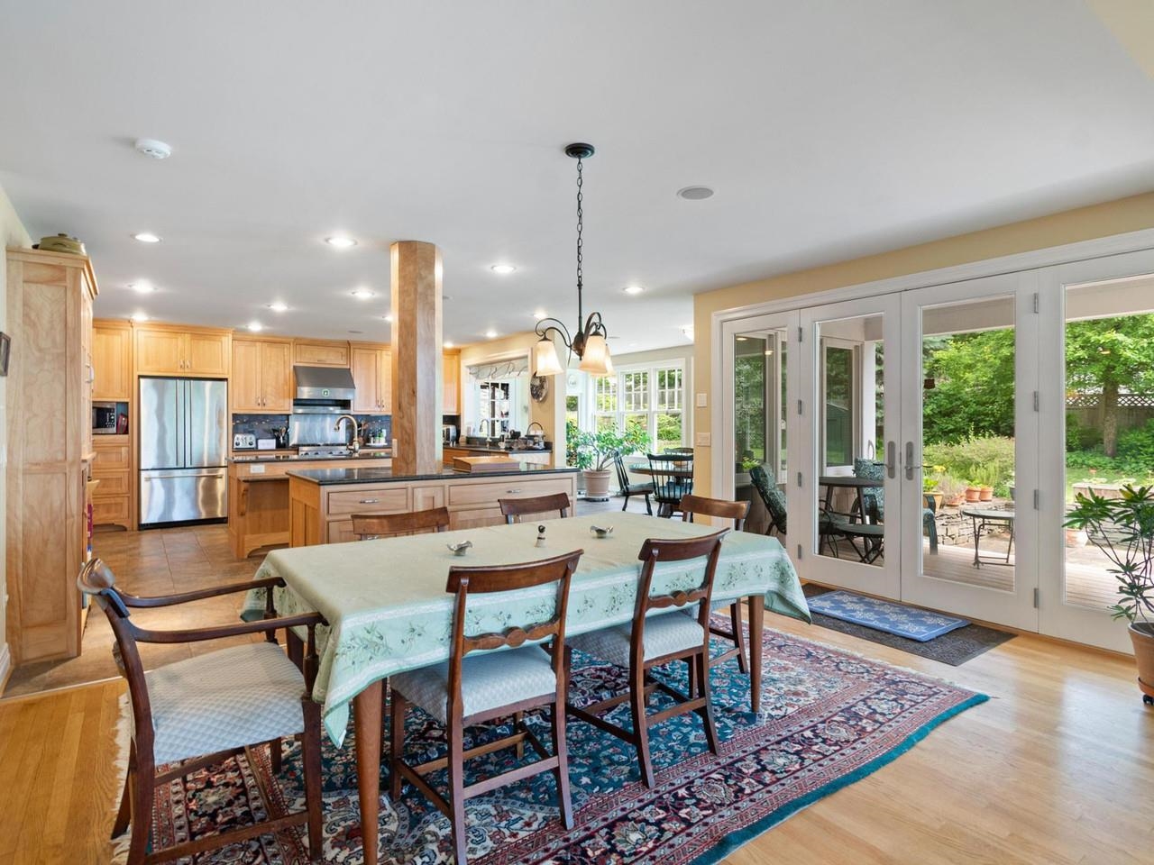 Open kitchen/dining