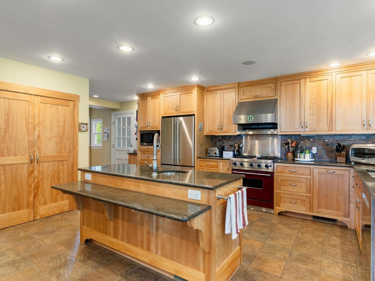 Island with breakfast bar
