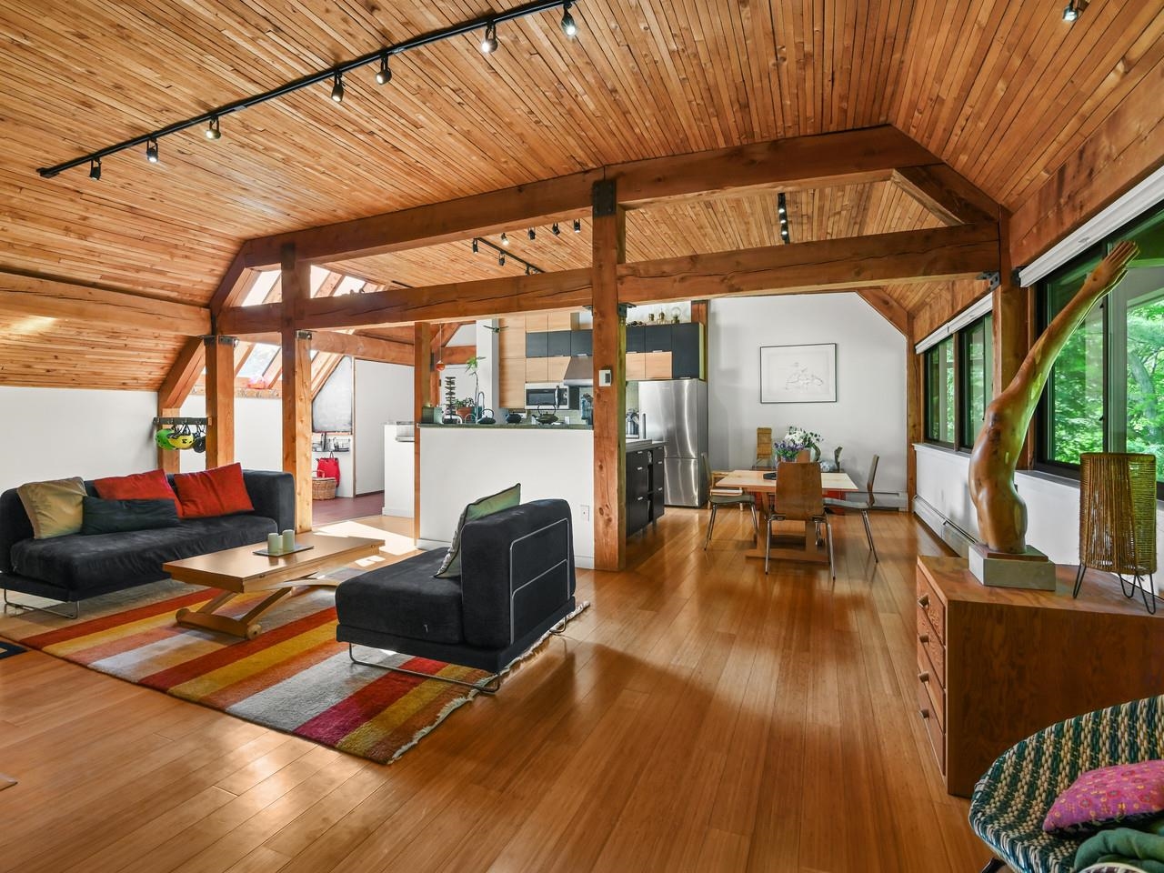 Vaulted 10+ foot ceilings