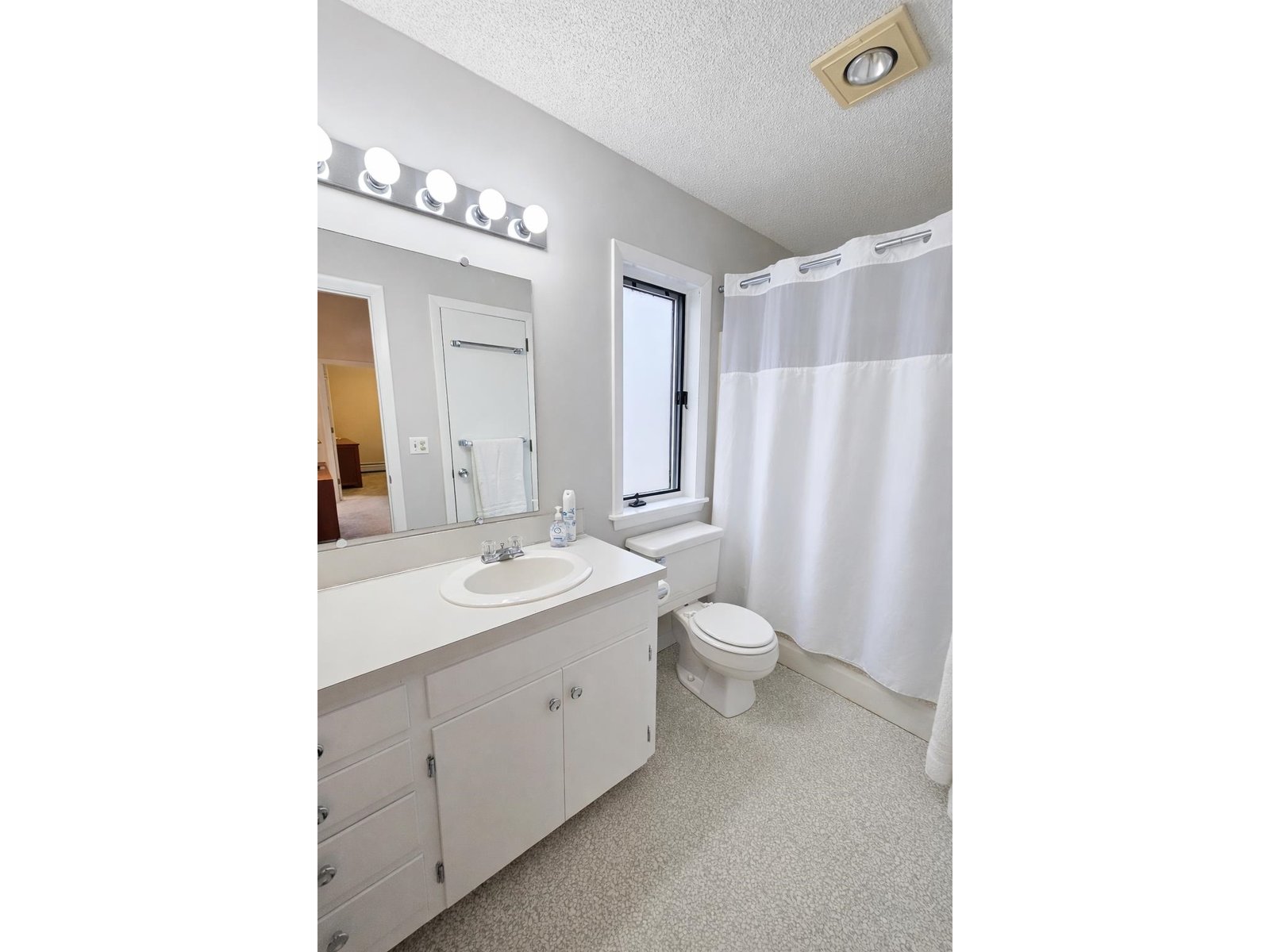 Full Bathroom (2nd Floor)