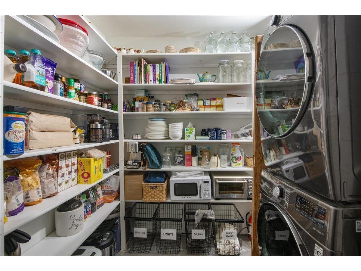 Pantry (owner's side)